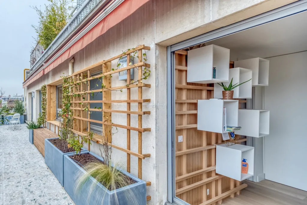 Le même agencement réalisé : claustra en bois et cubes blancs ouverts sur la terrasse