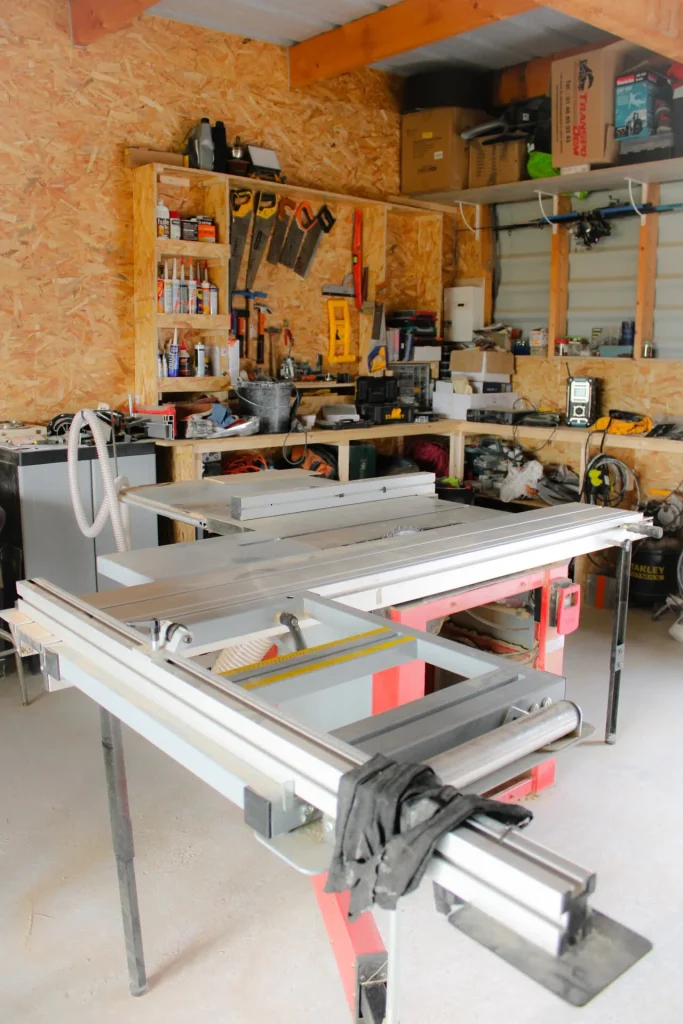 Atelier de menuiserie avec scie sur table et outillage