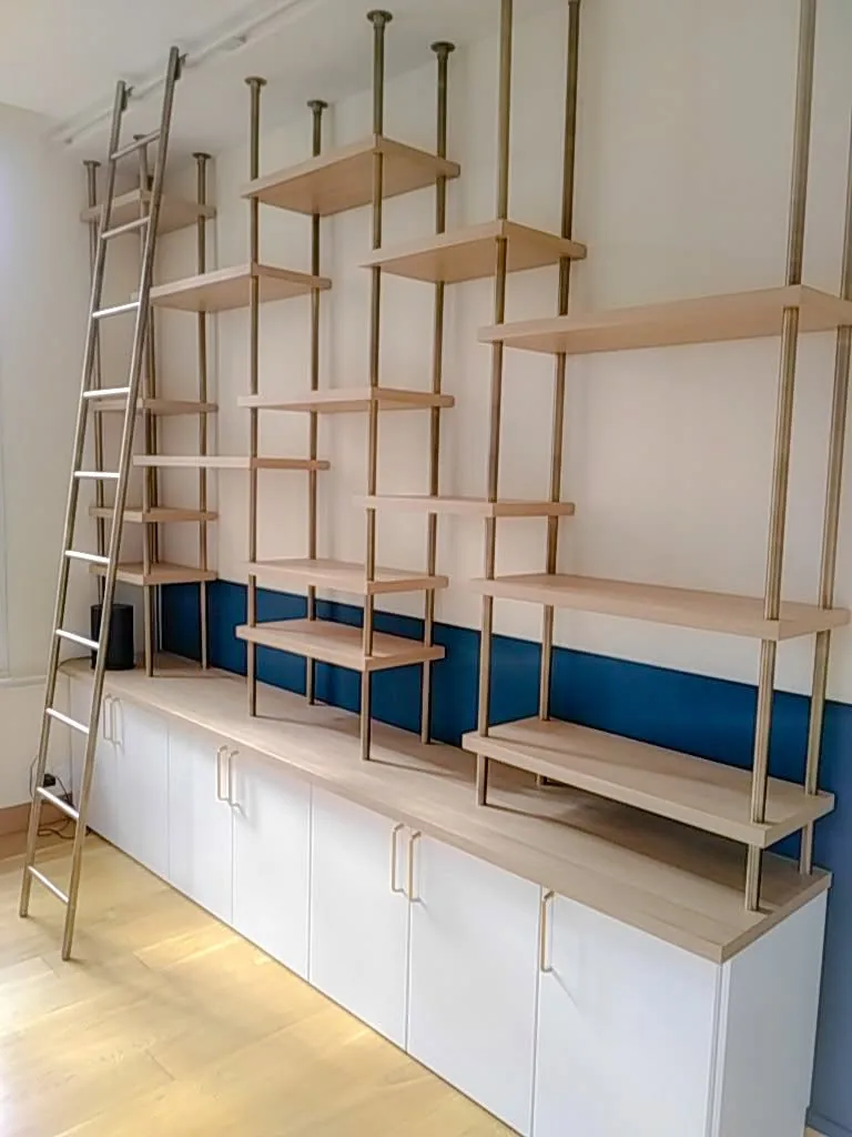 Bibliothèque sur mesure avec échelle et meubles bas