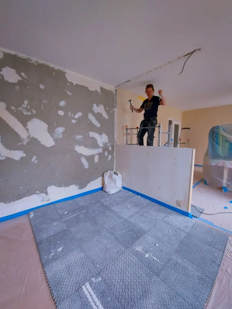 Chantier de ratissage des murs avant peinture