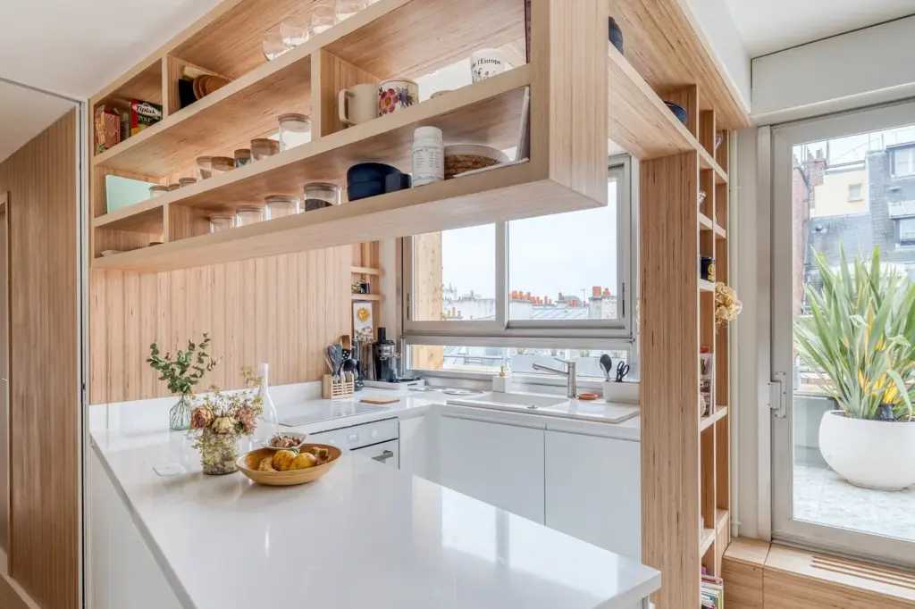Cuisine sur mesure avec étagères ouvertes en bois clair