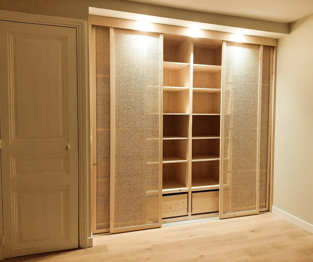 Dressing sur mesure à portes cannées avec éclairage intégré