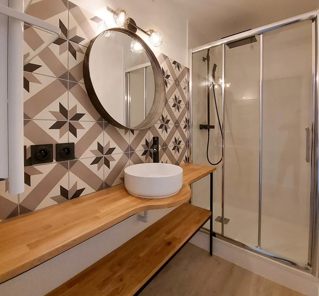 Salle de bain avec meuble vasque en bois sur mesure