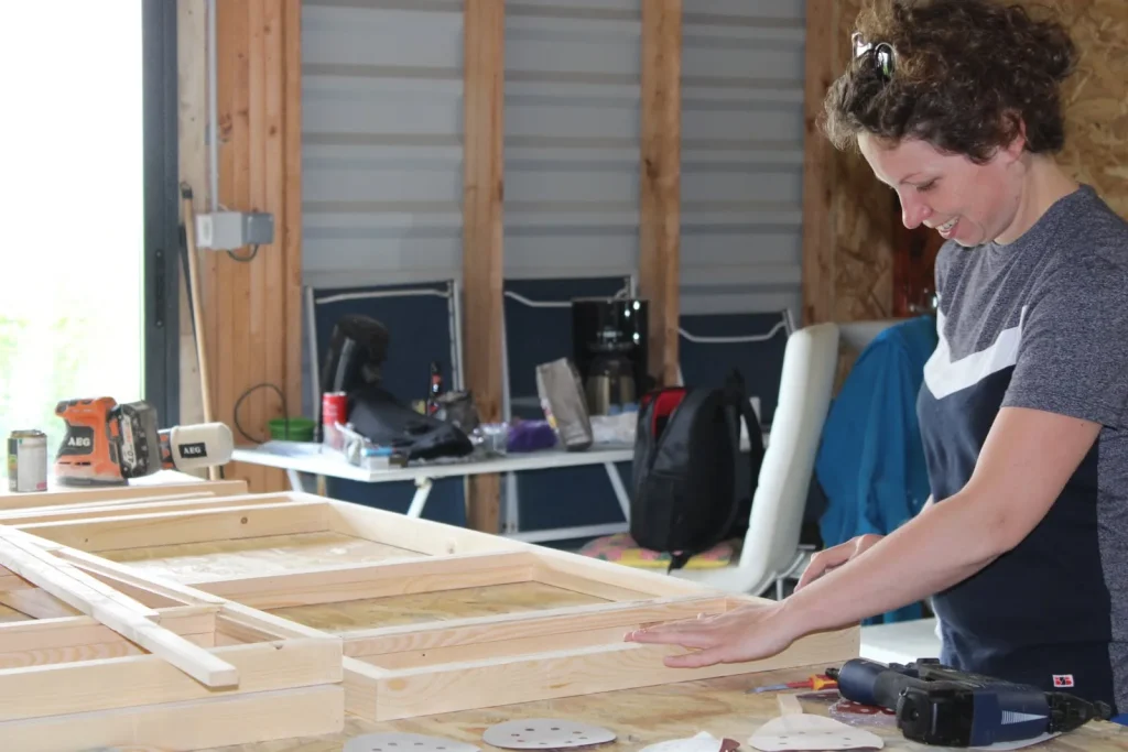 Sarah assemble un cadre en bois à l'atelier