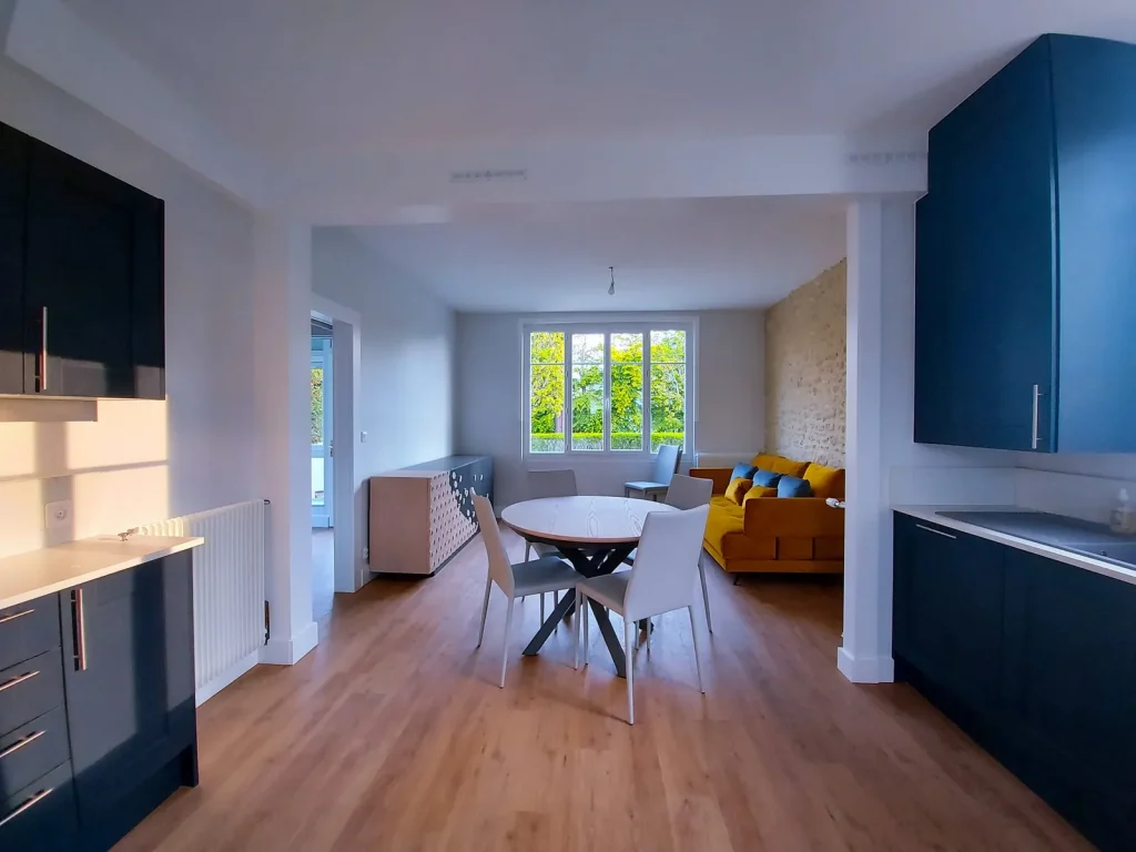 Salle à manger après rénovation : une pièce ouverte et lumineuse